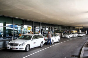 Taxi na trase Bratislava – letisko Schwechat poskytujúce pohodlnú a spoľahlivú prepravu cestujúcich.
